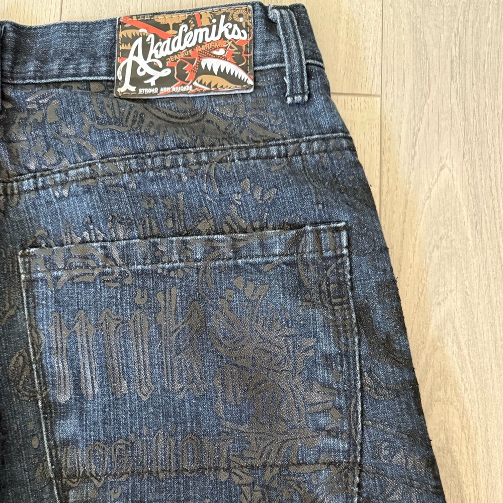 Late 2000s Akademiks Baggy Hip Hop 
Blue Denim l Front & Back Embossed Design